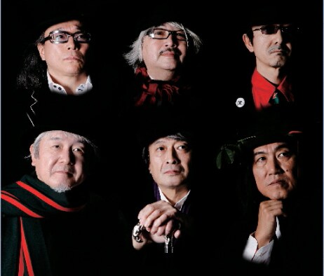 鈴木慶一（写真下段左端）＆博文（上段右端）の兄弟ユニット、The SUZUKI。今回のライブには武川雅寛（下段右端）も参加し、ムーンライダーズの1/2が揃う。