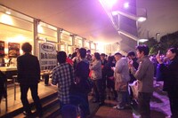 終演後の会場前には武道館ライブを知らせるポスターが。ファンが多数集まり、携帯で写真を撮っていた。