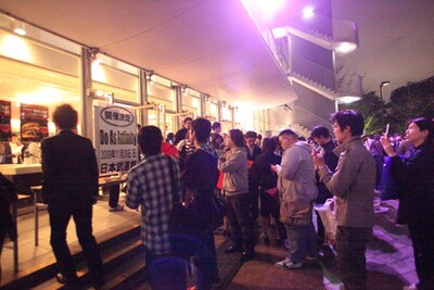 終演後の会場前には武道館ライブを知らせるポスターが。ファンが多数集まり、携帯で写真を撮っていた。