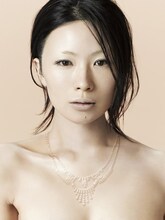 ともさかりえと同じく6月24日にニューアルバム「三文ゴシップ」をリリースする椎名林檎。これまでも「カプチーノ」「少女ロボット」など数々の楽曲をともさかに提供している。