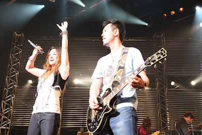 ツアーファイナルを力強いパフォーマンスで飾った2人。