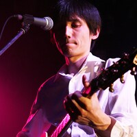 フェスの主催者であるミドリカワ書房。シリアスな表情で何を思うのか。