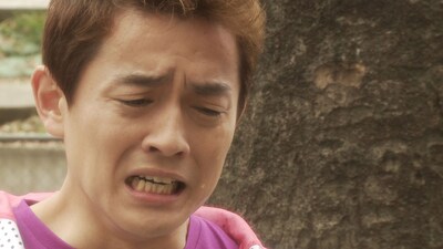 「さよなら」の言葉に涙する井戸田潤。観ている側をいたたまれない気持ちにさせる表情だ。