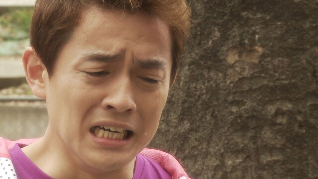 「さよなら」の言葉に涙する井戸田潤。観ている側をいたたまれない気持ちにさせる表情だ。