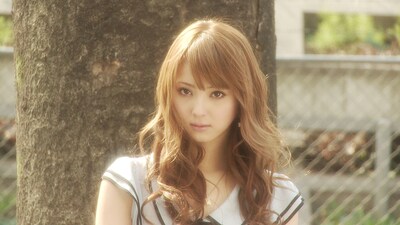 クールな表情を見せる佐々木希。