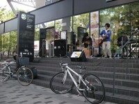 ステージ前にはクノと相棒ハッシーの自転車が並ぶ。