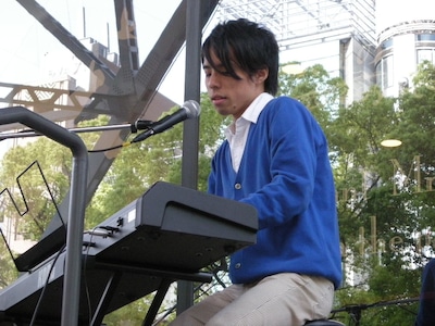 「君は君」「光と影」の2曲はキーボード弾き語りで披露。