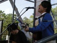 ツアーの折り返し地点、名古屋テレビ塔下で熱唱するクノシンジ。