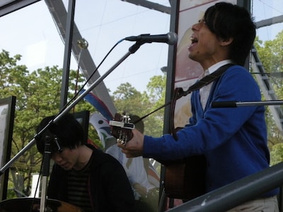 サポートメンバーの森芳樹とともに、充実のパフォーマンスを見せたクノシンジ。