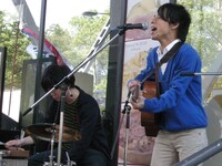 クノの気持ちのこもった歌声に、道行く人も思わず足を止めていた。