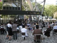 名古屋テレビ塔下には多くの観客が集まり、1曲終わるごとに温かな拍手を贈っていた。