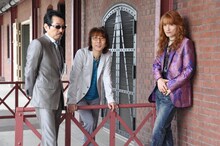 この夏、最後となる野外イベントを8月8日・9日に横浜赤レンガパークの野外特設ステージで開催するTHE ALFEE。チケットは両日ともに完売。