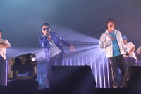 三浦大知（右）は圧倒的なボーカル＆ダンスで、KREVAファンを魅了。