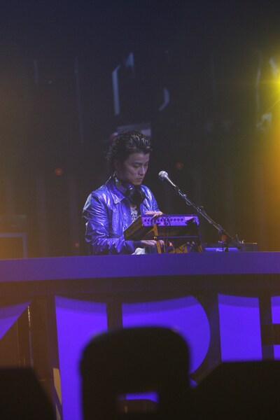 KREVAはミキサーPioneer SVM-1000を、約70万円で購入。「皆さんに喜んでもらえるなら、安いものですよ」と発言し、客席を沸かせた。