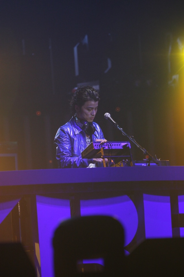 KREVAはミキサーPioneer SVM-1000を、約70万円で購入。「皆さんに喜んでもらえるなら、安いものですよ」と発言し、客席を沸かせた。