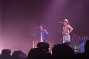 SONOMI(右)の楽曲「midnight」では、Perfumeチックな振り付けを披露した2人。