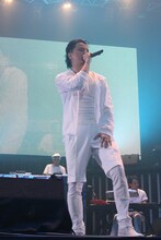 最後に全身白で爽やかにキメたKREVA。