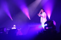 さかいゆう（左）とは一緒にメロウなナンバーで共演。