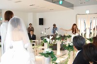 多数の応募者の中から幸運を掴んだ群馬のカップルは、親族と友人に囲まれ挙式。永遠の愛を誓い合った。