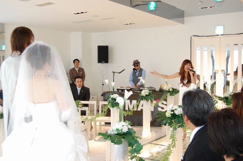 多数の応募者の中から幸運を掴んだ群馬のカップルは、親族と友人に囲まれ挙式。永遠の愛を誓い合った。