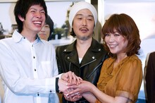 乾家親子のにこやかな3ショット。左から渡辺大知、リリー・フランキー、堀ちえみ。