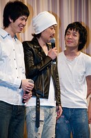 俳優兼アーティストという共通項を持つ渡辺大知（写真左）、リリー・フランキー（中央）、峯田和伸（右）。リリーは渡辺のあまり触れられたくないプライベートを暴露し、会場をざわつかせ、かつなごませた。