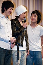 写真は4月20日に行われた記者会見の様子。朴訥な笑顔が初々しい主役・渡辺大知（写真左）と、リリー・フランキー（中央）の顔をまじまじと見つめる峯田和伸（右）。