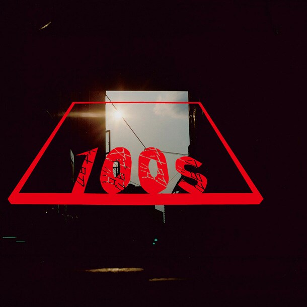 シングル「モノアイ / 空い赤」ジャケット。タイトルの「モノアイ」とは、ガンダムファンにはおなじみの「1つ(mono)の目(eye)」をもつモビルスーツに由来するもの。“たった1つのもの”である心、命、心臓などを意味しているという。