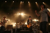 寂しさを振り切るようにパワフルなパフォーマンスを見せた伊藤洋一（写真右）。