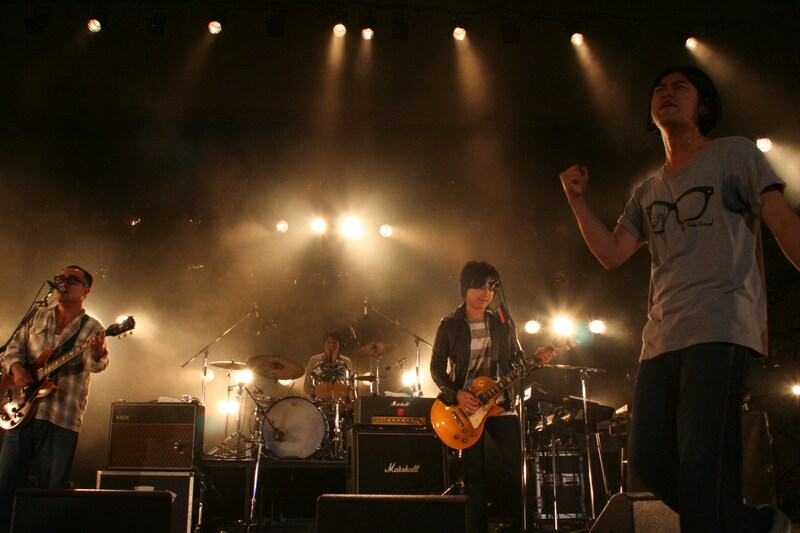 写真は4月18日のライブの模様。伊藤は「育児に専念するため」との理由によりバンドを脱退した。