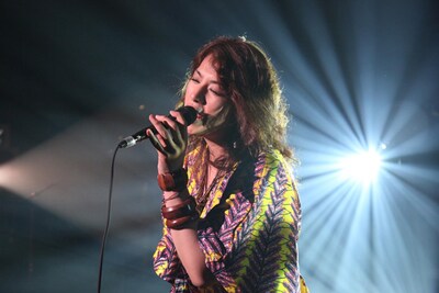 はとむぎ、玄米、月見草、どくだみ、はぶ茶、プーアル茶など15種類の素材で作られた「爽健美茶」の魅力を福原美穂が紹介。2004年には中島美嘉も「爽健美茶」CMに出演した（写真は昨日の赤坂BLITZ公演の様子）。