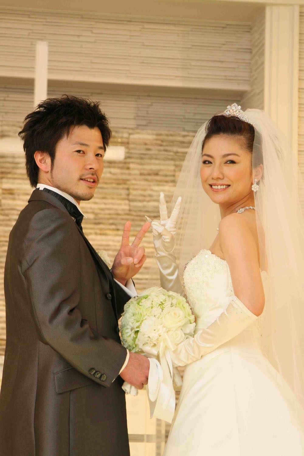 選ばれた男性（写真左）は、以前島谷と鈴木雅之のデュエット曲「ふたりでいいじゃない」を聴いた際に「もしかしたらこの人とお会いすることになるかも」と直感したことがきっかけで今回の企画に応募。見事、島谷の花婿役を射止めた。