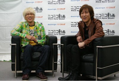 司会を務めたやまだひさしとのツーショット。