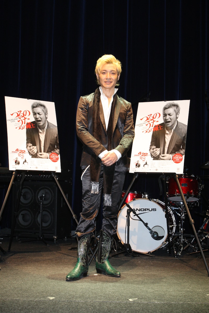 アルバムの最後に収録された「ペガサス幻想」は、彼の大好きだったアニメ「聖闘士星矢」の主題歌。「この曲聴くと僕の小宇宙（コスモ）が燃え上がるんです！」「ペガサス流星拳炸裂ですよ！」と熱く語り、同年代の報道陣の笑いを誘った。