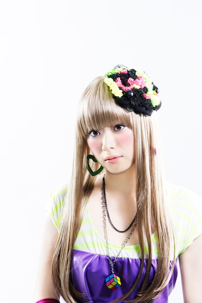 テクノポップアイコン、Aira Mitsuki。コンピュータが海の塩気でエラーを起こさないか心配だ。