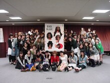 DVDのジャケット写真に合わせるため、若干アンニュイな表情を浮かべる髭（HiGE）のメンバー。