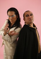 掟ポルシェ（写真左）のブログ「掟ポルシェの赤黒い日記帳」によると、今回のライブは「キャパが狭い＆チケット取りづらいらしいので、先行予約に必ず御応募下さい！（先行予約ページでほとんどのチケット枚数を売りきってしまうので注意）」とのこと。