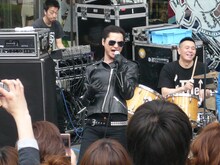 初ライブに終始ご機嫌の鼠先輩は、「ミスチルとB'zはものすごい意識している」と高い目標を宣言。