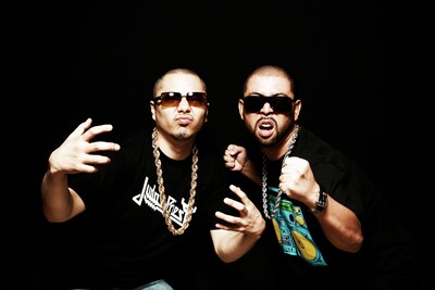 JUDAS PRIESTのTシャツを着こなして音楽性の幅広さをアピールするDJ OASISと、そのルックスからただ事ではない凄みを感じさせるK DUB SHINE。