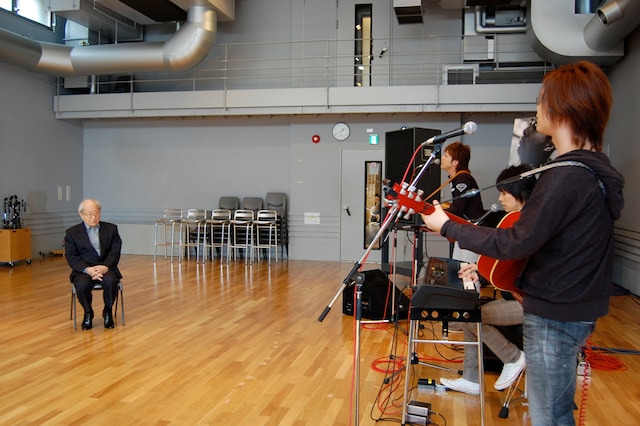 長門裕之のために心を込めて歌うabsorb。「愛ノ詩」にある「一日でも長く生きるんだ / ひとりじゃいやでしょ」という歌詞は、ドキュメンタリー番組の中で長門が口にした「洋子よりも先には死ねないんだ」という言葉から生まれた。