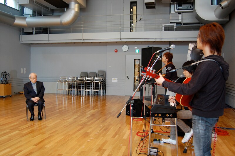 長門裕之のために心を込めて歌うabsorb。「愛ノ詩」にある「一日でも長く生きるんだ / ひとりじゃいやでしょ」という歌詞は、ドキュメンタリー番組の中で長門が口にした「洋子よりも先には死ねないんだ」という言葉から生まれた。