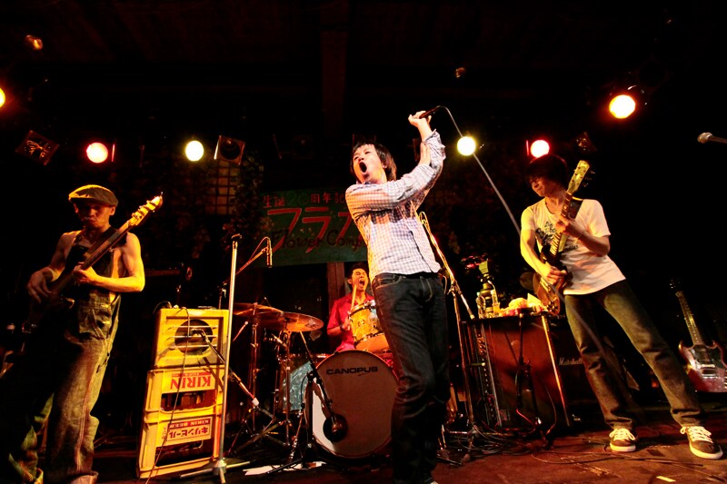中年中学生フラカン、京都磔磔で20歳を祝う熱烈ライブ - 音楽ナタリー