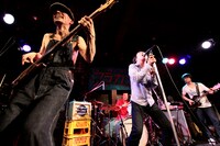 フラカンは来年の4月23日までの1年間を“結成20周年記念イヤー”として、これまでどおり精力的なライブやツアーを中心にさまざまな活動を展開。4月29日にはLIQUIDROOM ebisuで、結成20周年記念日後初となる東京でのワンマンライブを行う。