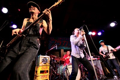 フラカンは来年の4月23日までの1年間を“結成20周年記念イヤー”として、これまでどおり精力的なライブやツアーを中心にさまざまな活動を展開。4月29日にはLIQUIDROOM ebisuで、結成20周年記念日後初となる東京でのワンマンライブを行う。