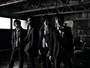 デビューミニアルバムリリース時には“全裸騒動”で話題をさらった彼ら。今回のアーティスト写真では曲の雰囲気にぴったりのクールな装いを披露している。