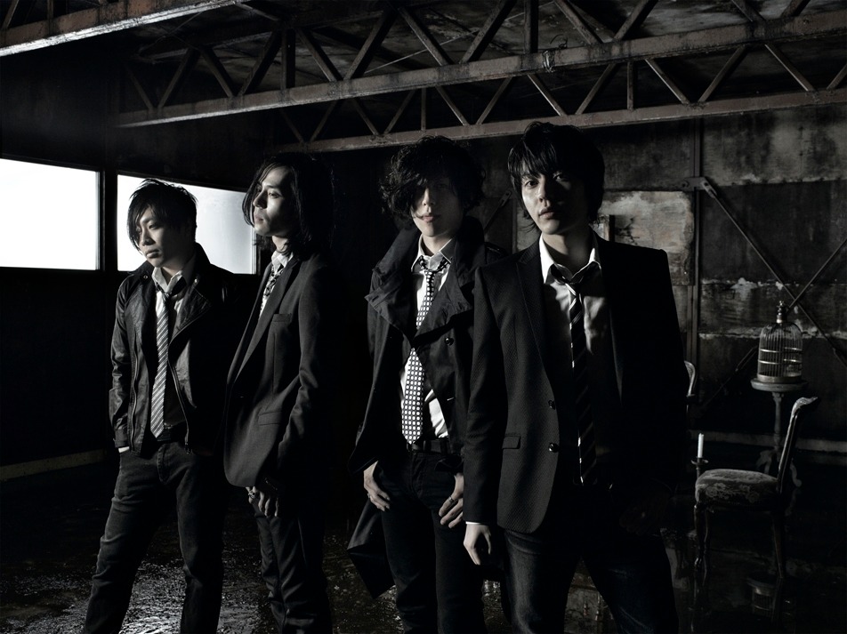 デビューミニアルバムリリース時には“全裸騒動”で話題をさらった彼ら。今回のアーティスト写真では曲の雰囲気にぴったりのクールな装いを披露している。