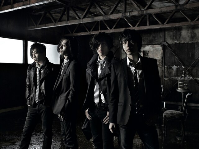 デビューミニアルバムリリース時には“全裸騒動”で話題をさらった彼ら。今回のアーティスト写真では曲の雰囲気にぴったりのクールな装いを披露している。