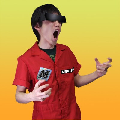 おなじみのオレンジのつなぎ＆バイザー姿のMIDOSICSボーカリスト。華奢な腕から奏でられるエッジのきいたサウンドに期待が高まる。