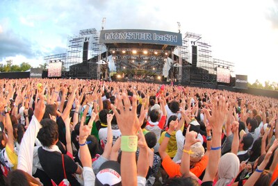 10周年にふさわしいバラエティ豊かなメンツが集結。なお、この後も追加アーティストの発表が予定されている。