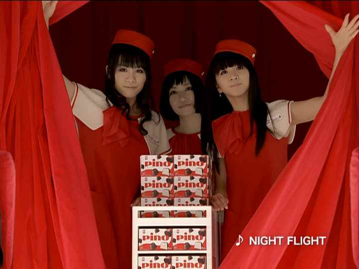 飛行機の機内と3人の制服は「ピノ」のイメージカラーである赤と白で統一。帽子の後ろにはそれぞれのイニシャル「K」「N」「A」のバッジがついている。「女の子はこういう細かいこだわりが大好き！」「可愛い制服だと気分がアガる！」と、3人も大絶賛。